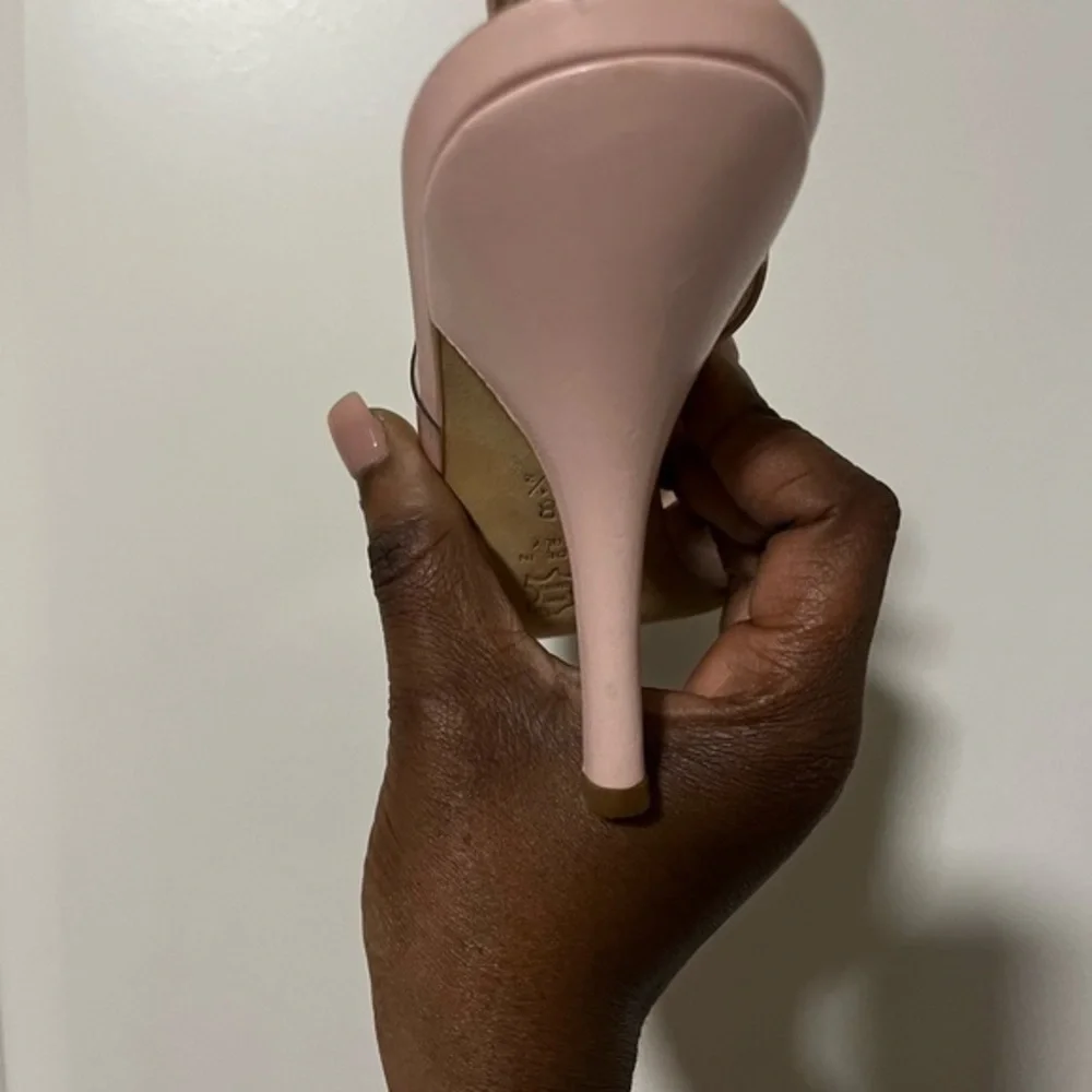 BCbG Maxazria light pink heel sandals leather upper